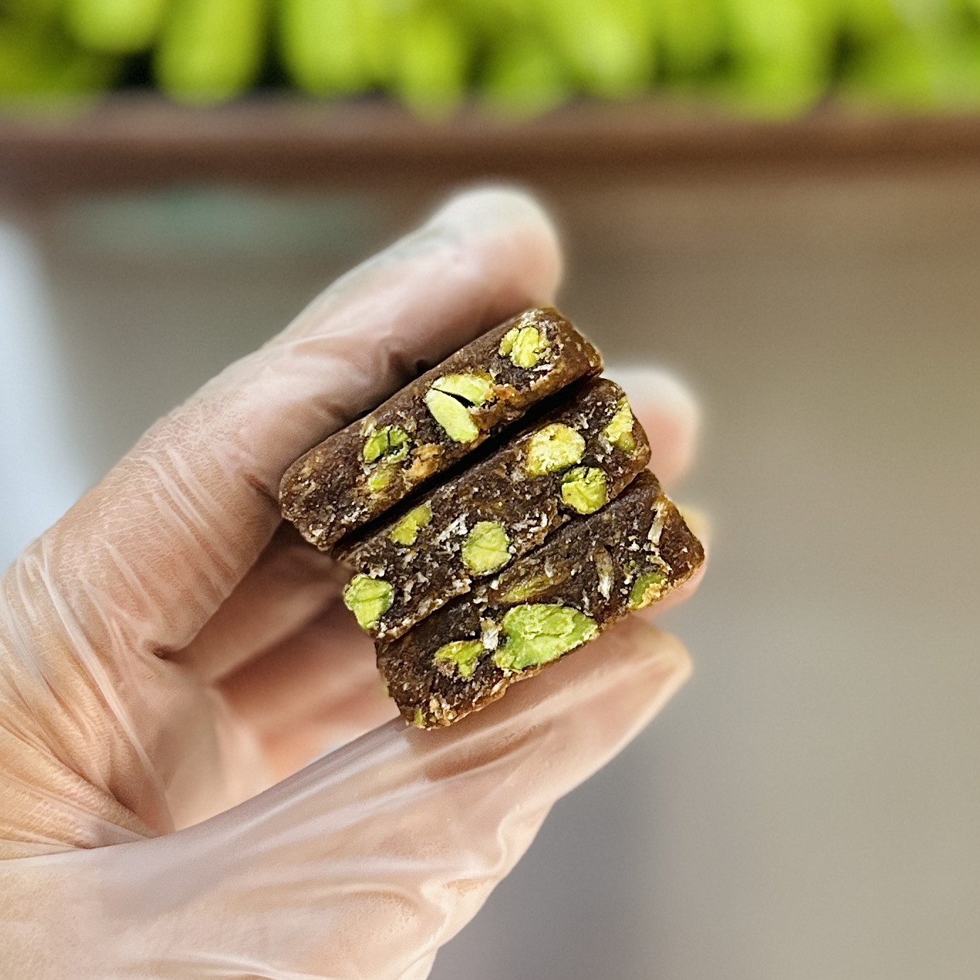 تصویر حلوا سوهان پسته ای 